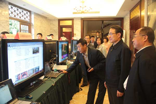 袁德明主任在我校展台前向教育厅沈健厅长、杨湘宁副厅长汇报信息化建设成果